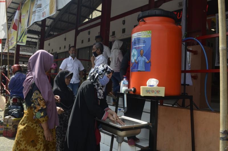 Dapat Bantuan Wastafel Portabel, Pengunjung Pasar Suruh Antusias Mencuci Tangan